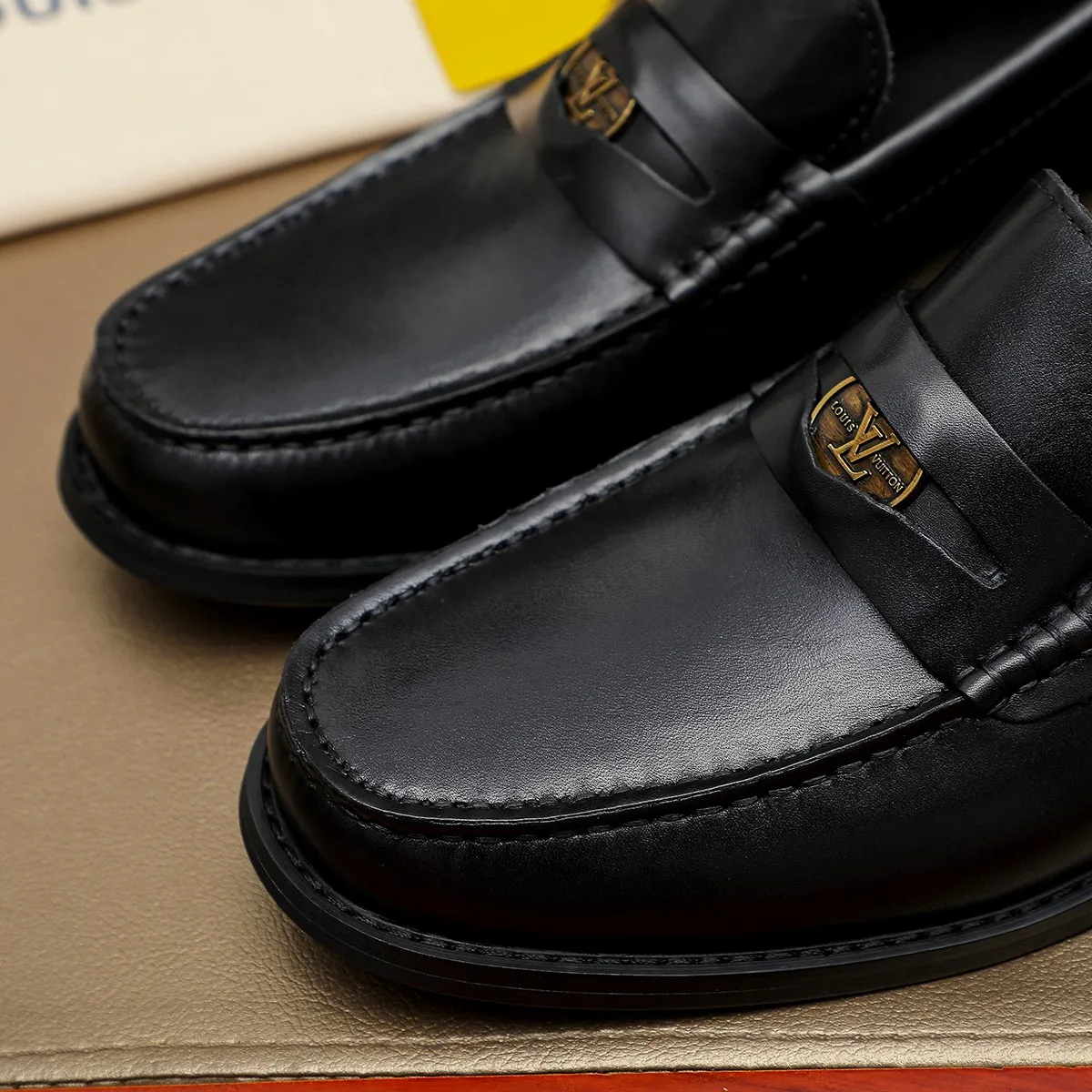 Men's shoes 460 💰 Louis Vuitton LV ® 🆕 model 🔛 full shoe counter, first layer cowhide, 🐂leather lining casual shoes for men, super soft outsole, a must-have for driving. Synchronized with the counter, original first layer cowhide, completely 1:1 mold customization 🌹 top version, color optional! Number: 38-44 (45.46 customized)
